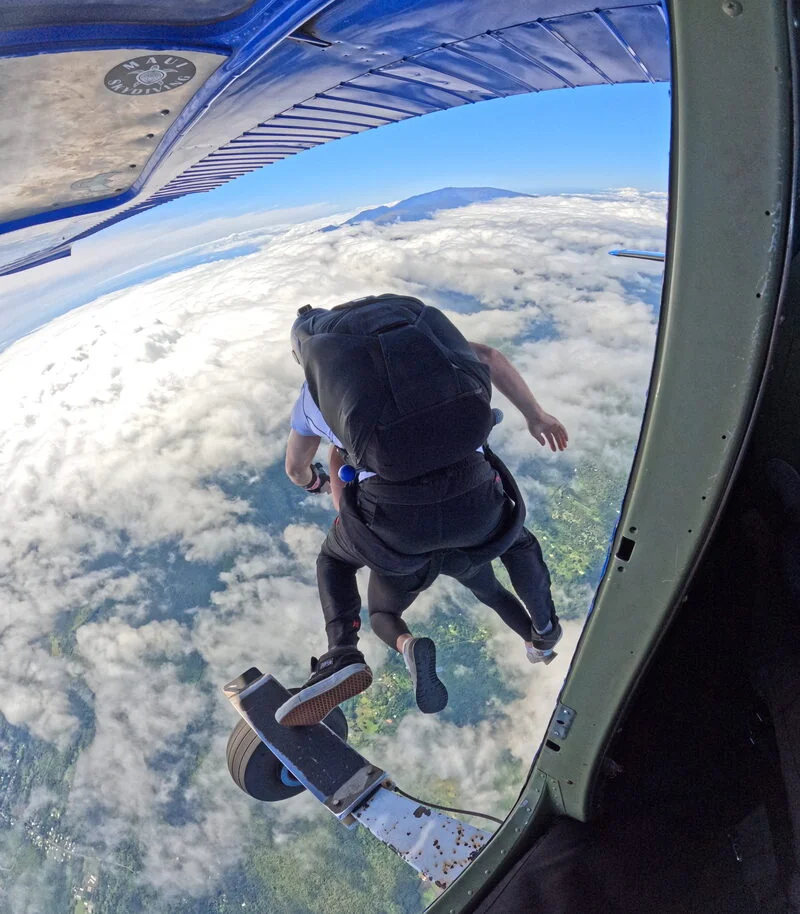 Tandem skydiving exit from aircraft